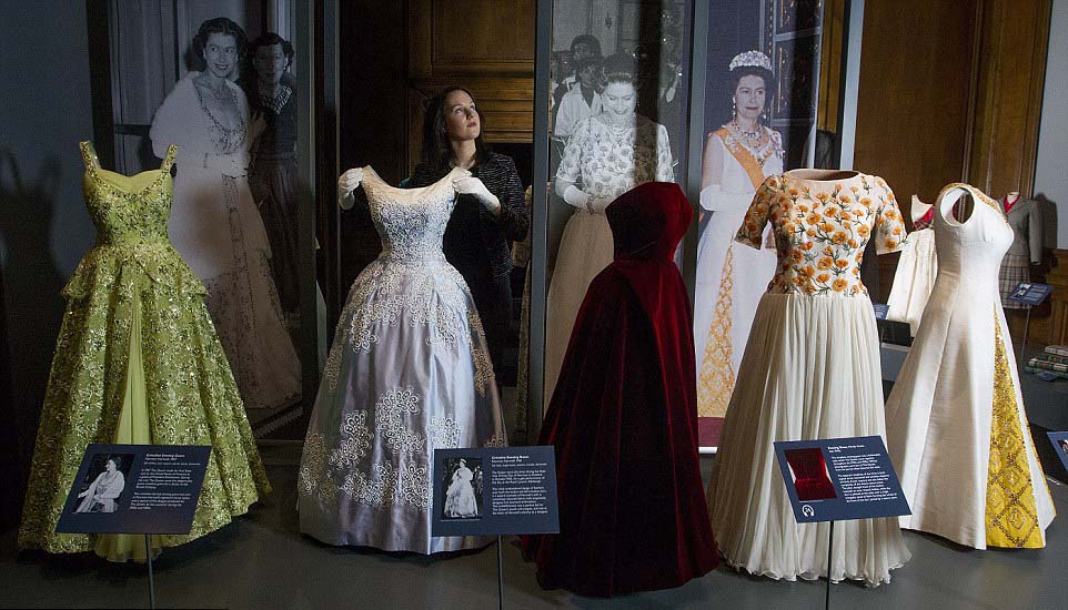 君王时尚:英国王室展览展现女王衣橱90年风格变迁(组图)
