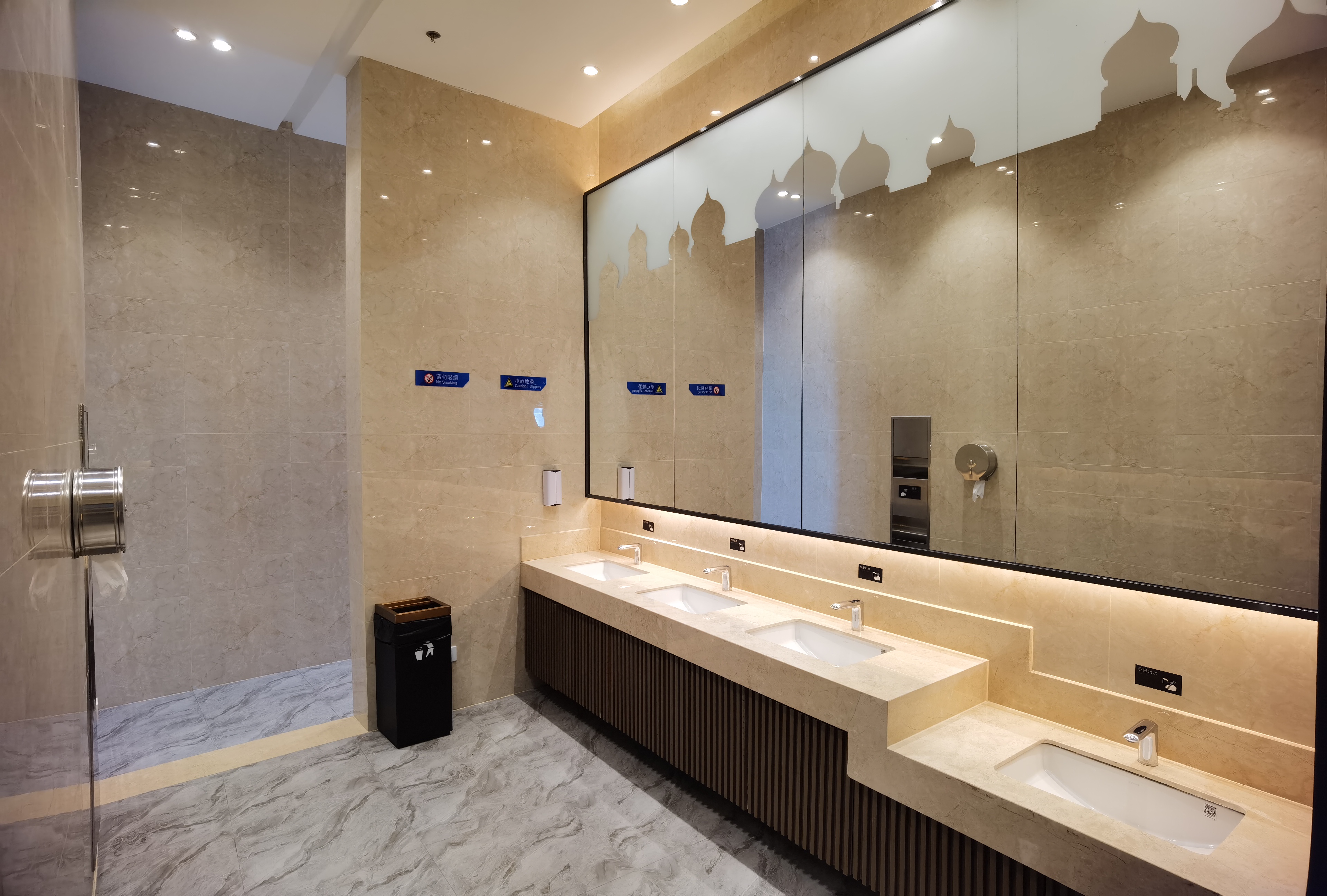 流光溢彩的“冰雪王国”邀您来赏 第二十三届哈尔滨冰雪大世界开园迎客_fororder_微信图片_20211225184033