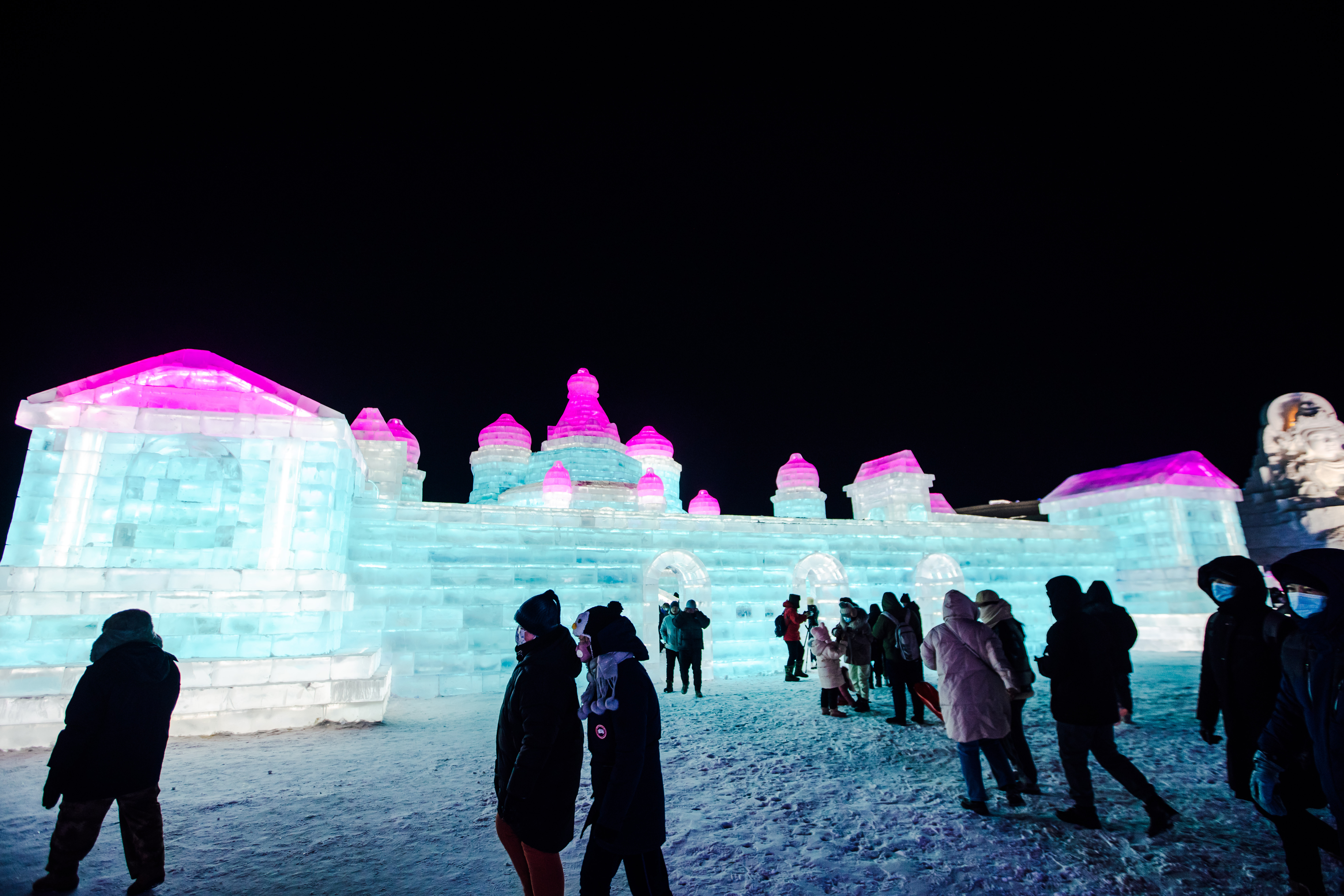 流光溢彩的“冰雪王国”邀您来赏 第二十三届哈尔滨冰雪大世界开园迎客_fororder_1Y0A0989