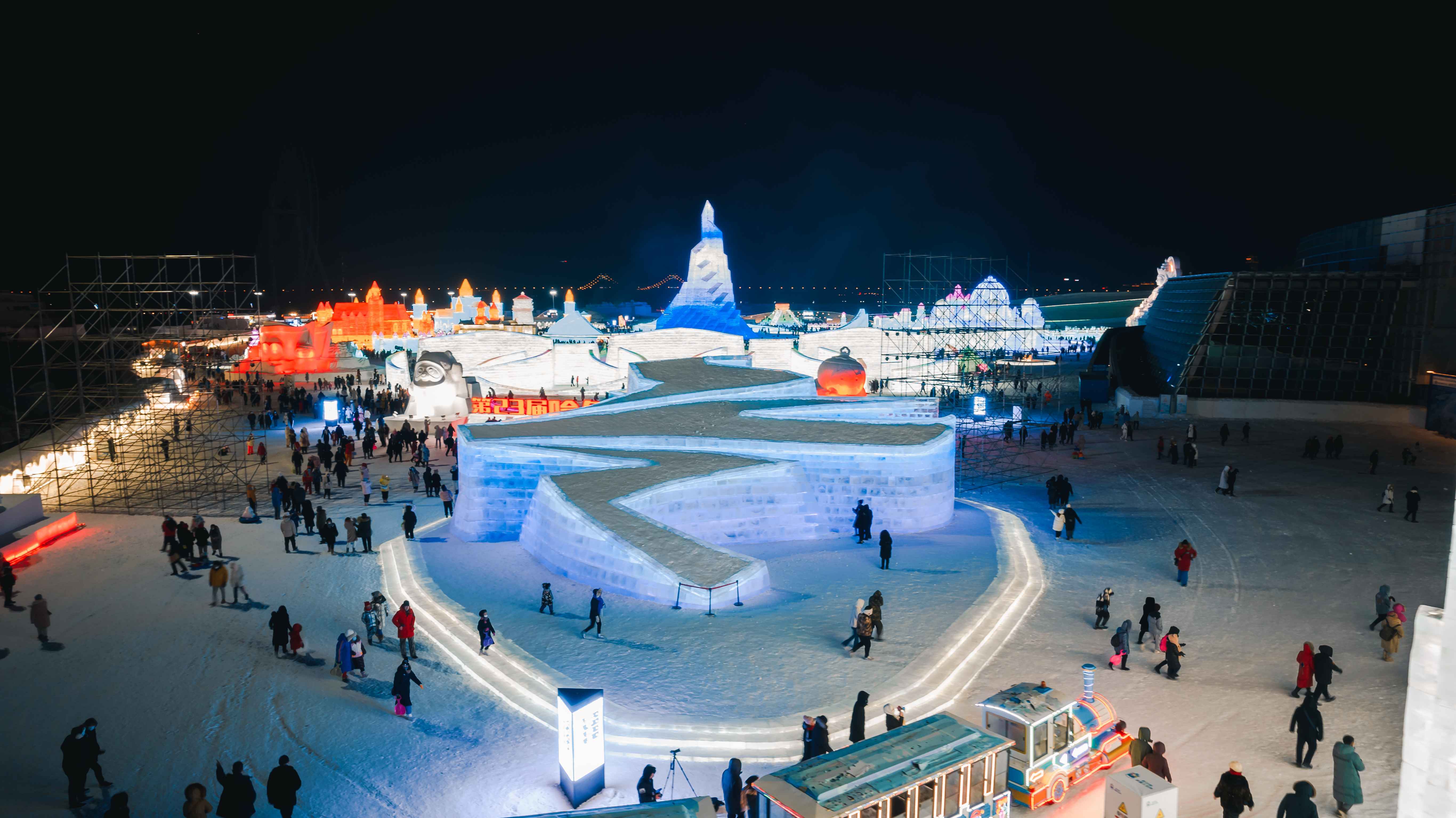 流光溢彩的“冰雪王国”邀您来赏 第二十三届哈尔滨冰雪大世界开园迎客_fororder_微信图片_20211225203508