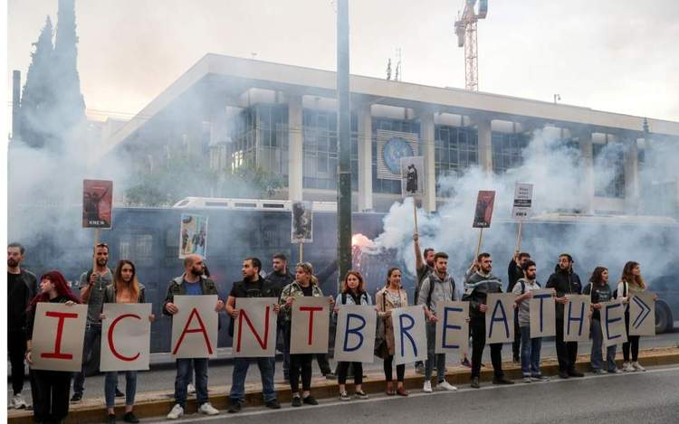 数百名示威者到美国驻希腊使馆前抗议 谴责对有色人种的歧视行为