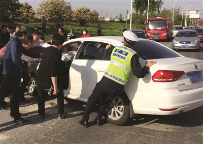 轎車沒配安全座椅 1歲寶寶車禍撞休克(圖)