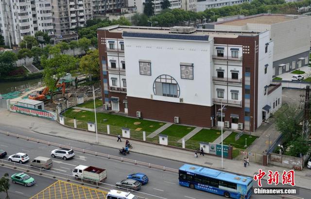 福州“囧楼”吸引眼球 网友戏称为“最囧建筑”