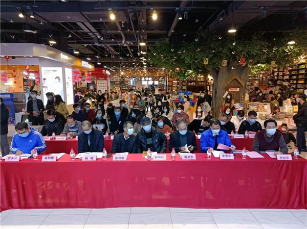 江门作家书展“书香”浓 侨乡故事飞入寻常百姓家