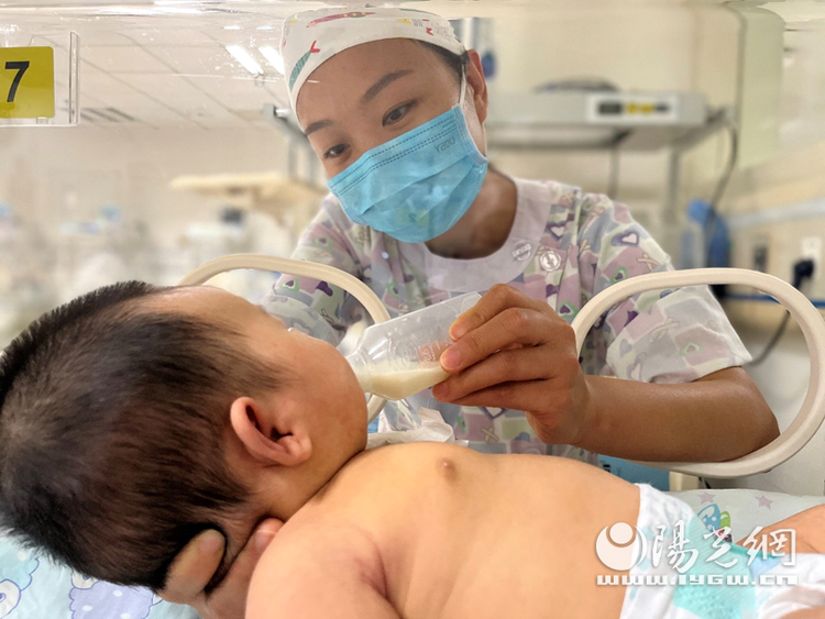 （转载）西安儿童医院医护人员当起小患儿临时“爸妈”