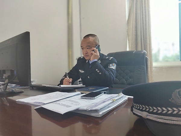 眉山公安民警毛燕鹏：从警十九年初心未改 尽职尽责守一方平安_fororder_毛燕鹏正在工作-摄影-朱红