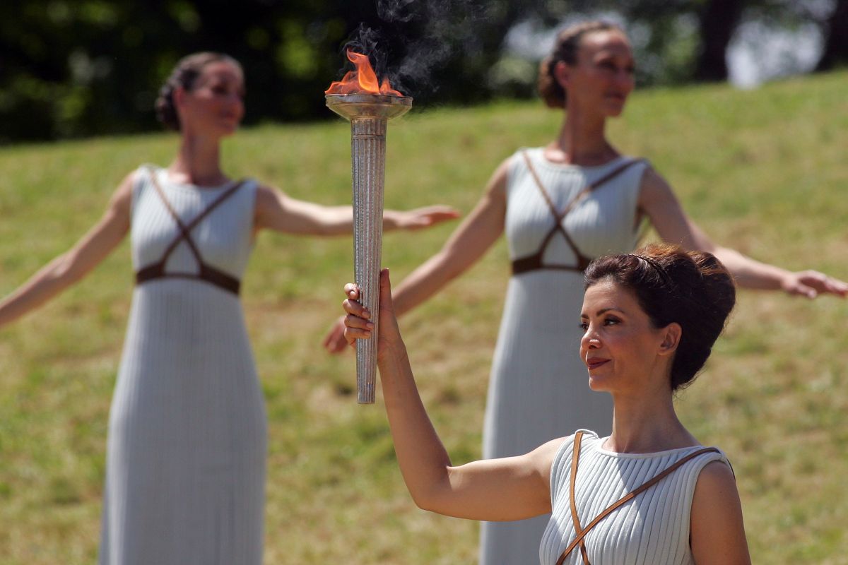 郭采洁杨洋盛装现身奥运圣火采集仪式