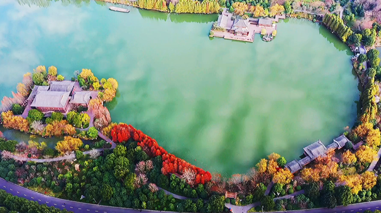 碧波荡漾层林染