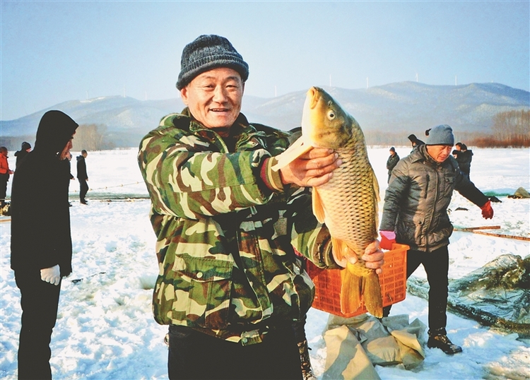 鱼跃人欢冬捕忙