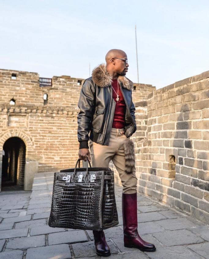 真土豪梅威瑟豪华装扮登长城拎260万爱马仕包