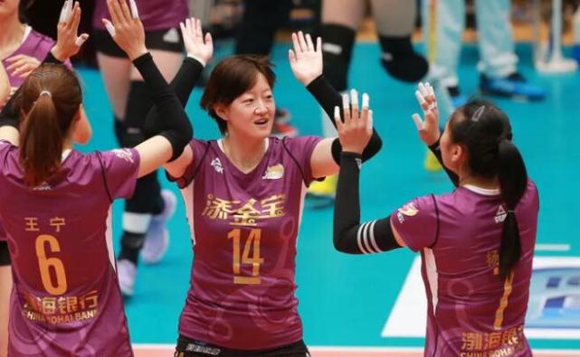天津女排打造排球之夜 殷娜张晓婷率球迷PK