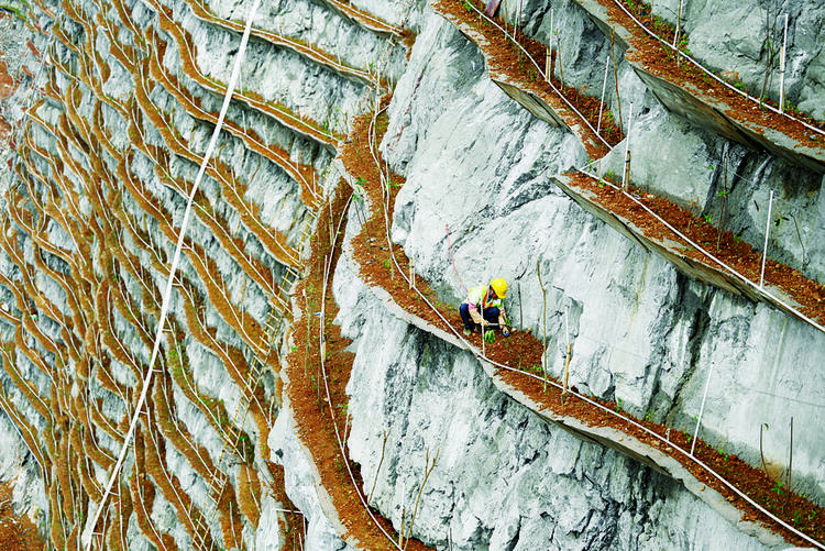 广西柳州：勇攀“天梯” 还“绿”于山