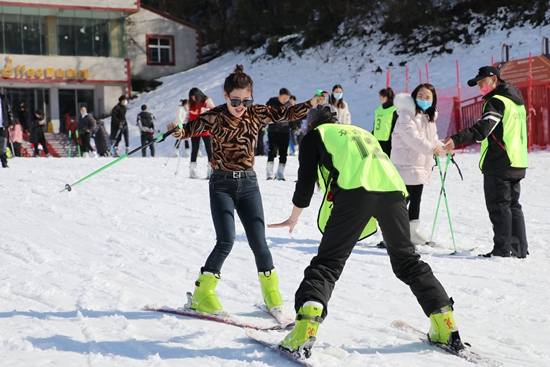 （供稿）六盘水市水城区：玉舍雪山滑雪场于12月28日正式开放_fororder_滑雪2