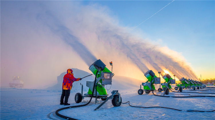 太阳岛雪博会加紧造雪_fororder_2ae2804b69e3c70b30fe083a3213d396