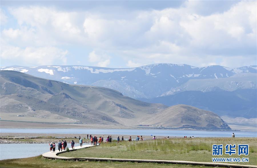 新疆賽裏木湖：水清草綠回歸“高顏值”