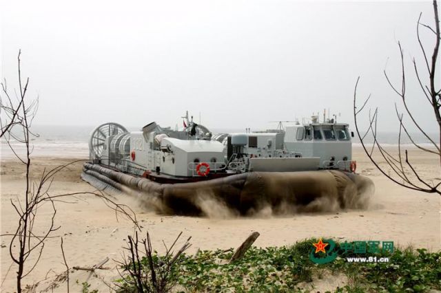 解放军气垫艇猛照：国产新艇冲滩开火(高清组图)