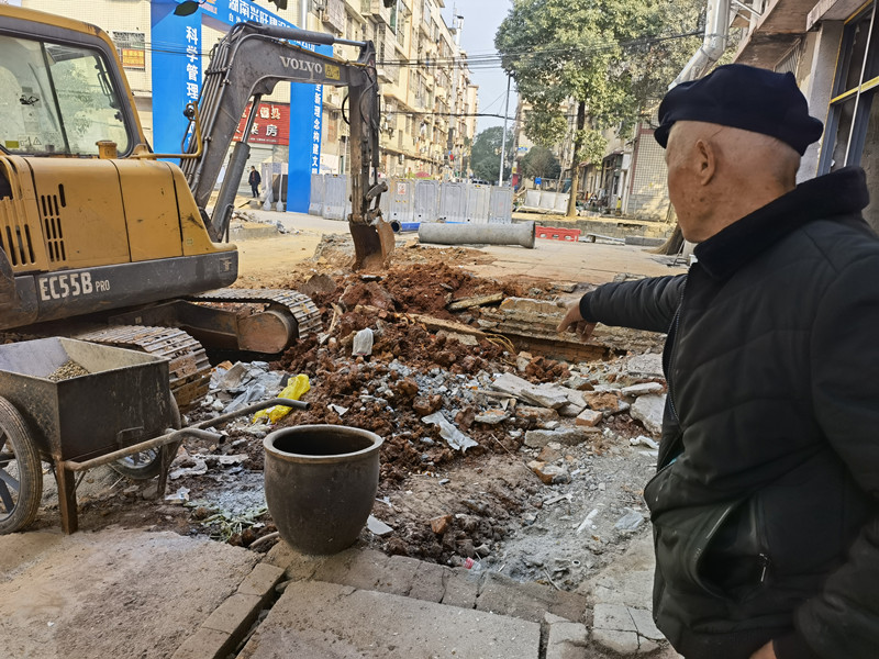 昔日“烫手山芋” 今日“破茧成蝶”——长沙市望城区最大农安小区治理记_fororder_张大爷手指之处，就是拆违前的猪圈所在地。 摄影 李俊杰
