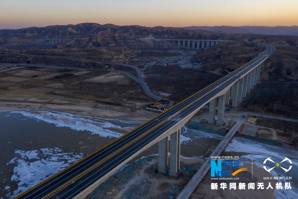 飞阅中国航拍静兴高速公路似巨龙穿越吕梁山