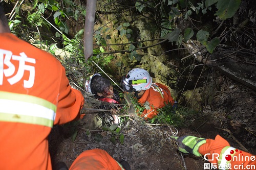 贵州清镇：3人坠40米深洞被困  消防成功实施救援