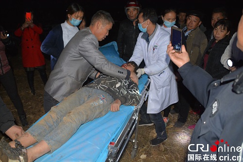 贵州清镇：3人坠40米深洞被困  消防成功实施救援