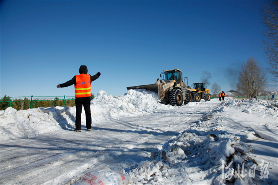 河北豐寧：清積雪 保暢通