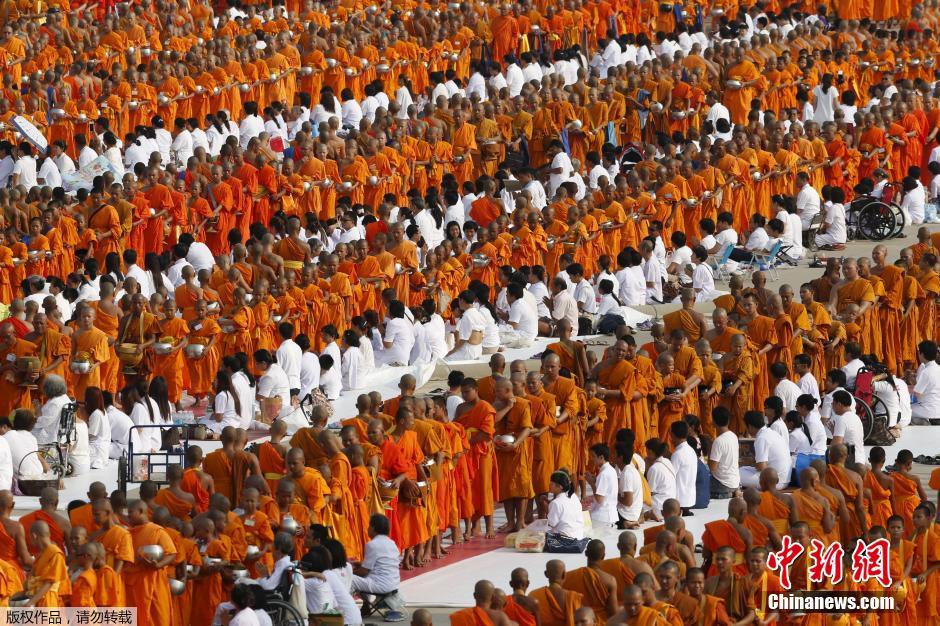 泰国十万僧侣集体接受施舍