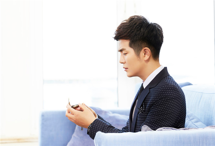 图片默认标题_fororder_张晓龙身着西装