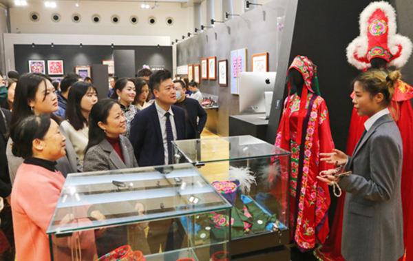 “羌音灵秀”——羌绣创新传承展在成都开幕_fororder_展览现场-供图-四川省文化和旅游厅1