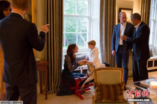 英国乔治小王子会见奥巴马 睡衣拖鞋造型萌(图)