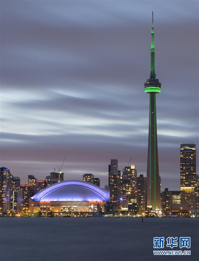 加拿大国家电视塔着“绿装”庆地球日