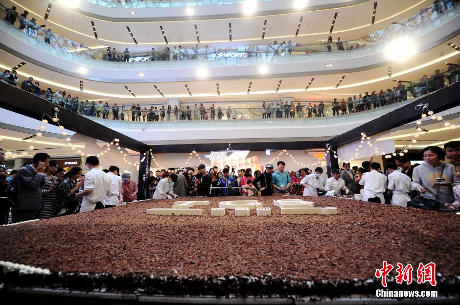 世界最大黑森林蛋糕亮相 三千人免费品尝