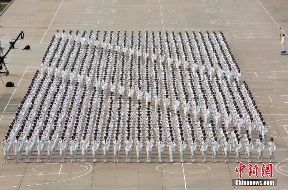 人民海军建军67周年 海军大连舰艇学院举办阅兵仪式