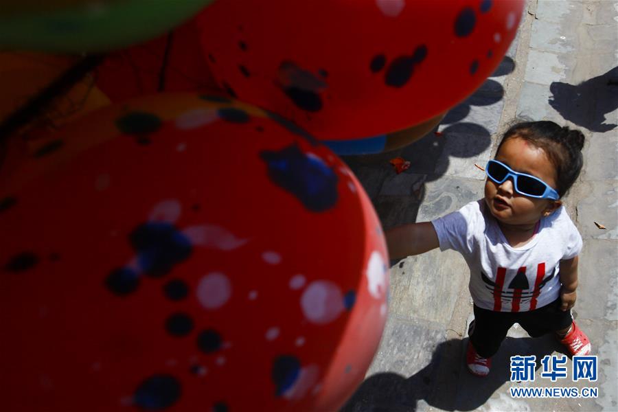 尼泊尔地震一周年 民众放飞气球缅怀遇难者