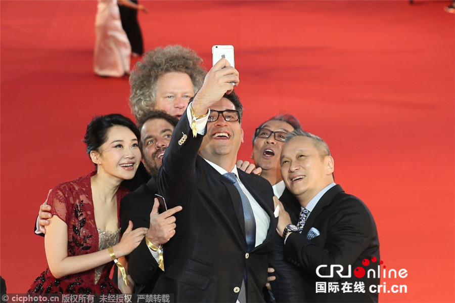 第六届北京电影节落幕 白百合朱茵梁咏琪红毯比美