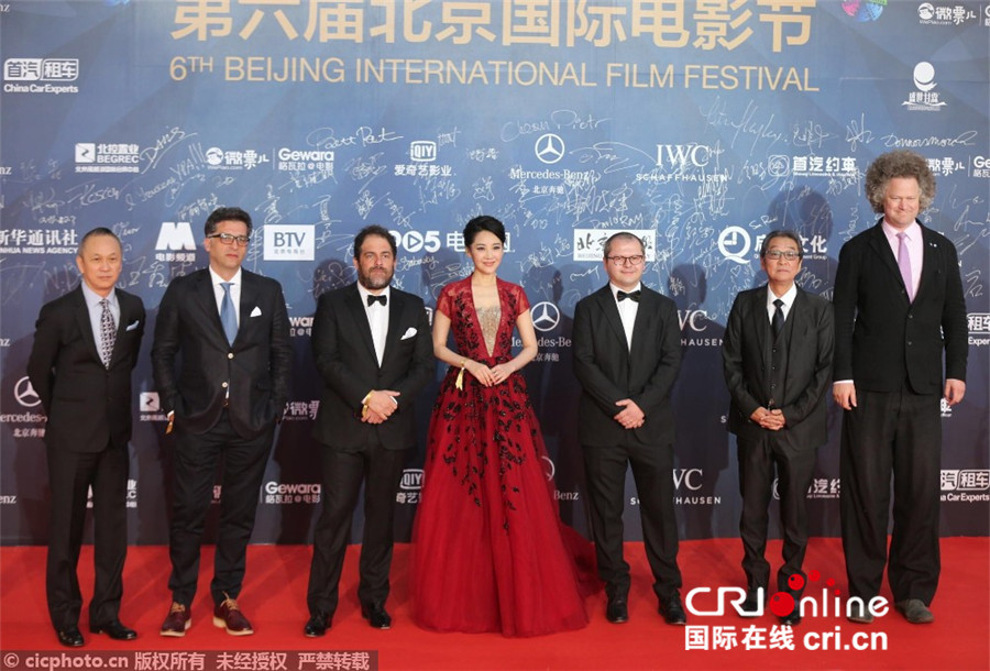 第六届北京电影节落幕 白百合朱茵梁咏琪红毯比美