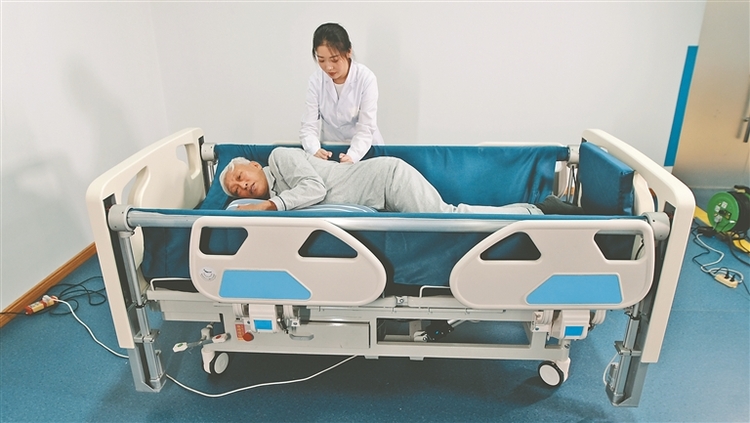 无人机专家跨界造“床” 解决失能老人照护难题 哈工大人破题智慧养老