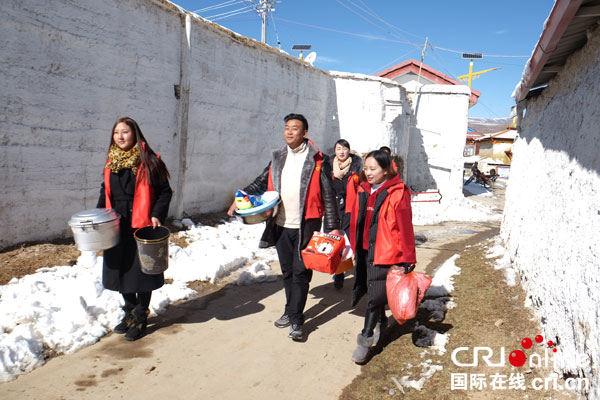 國際在線四川消息:氣溫零下8℃,雖然室外寒風襲人,但甘孜州甘孜縣斯