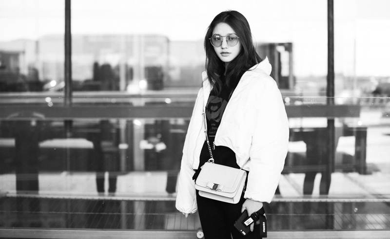 林允着棉服现身机场 诠释冬季保暖穿搭