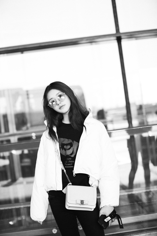 林允着棉服现身机场 诠释冬季保暖穿搭