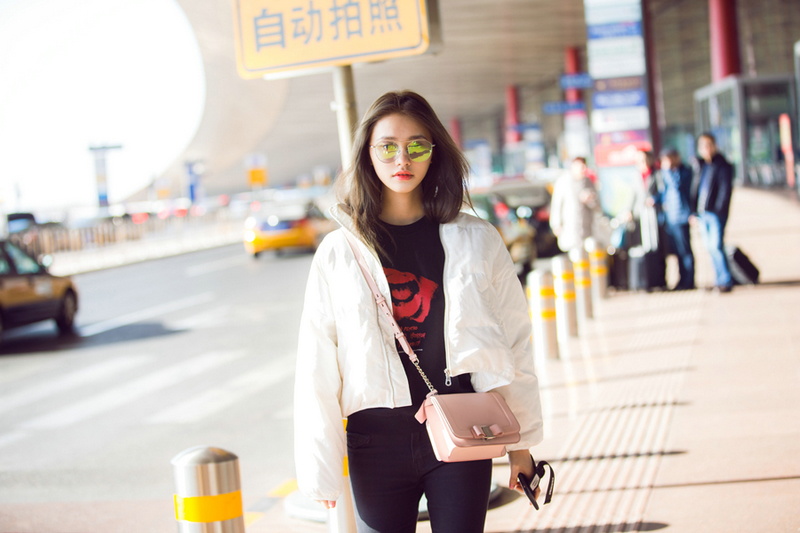 林允着棉服现身机场 诠释冬季保暖穿搭