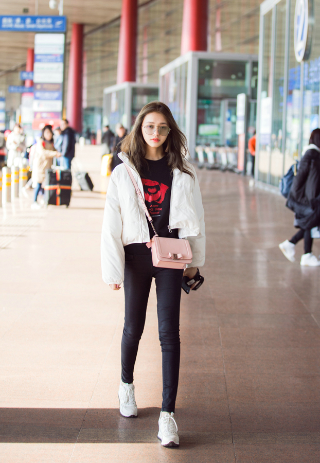 林允着棉服现身机场 诠释冬季保暖穿搭