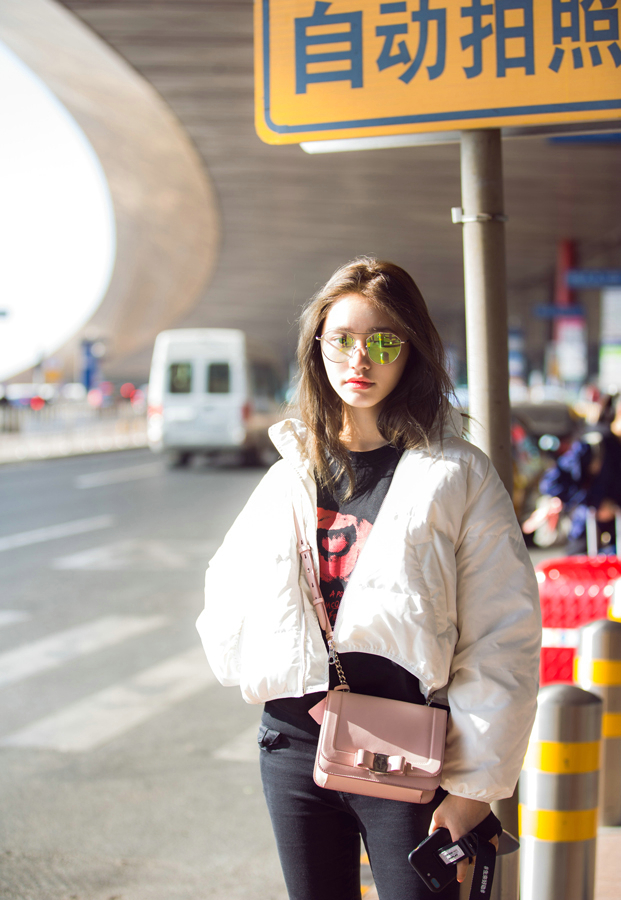 林允着棉服现身机场 诠释冬季保暖穿搭