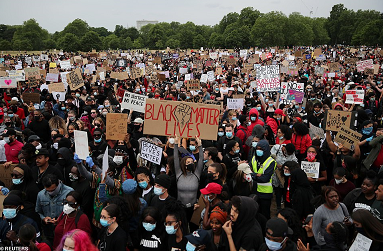 英抗议示威人群在伦敦唐宁街聚集 有示威者与警察发生肢体冲突