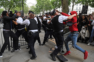 英抗议示威人群在伦敦唐宁街聚集 有示威者与警察发生肢体冲突