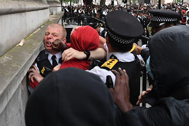 英抗议示威人群在伦敦唐宁街聚集 有示威者与警察发生肢体冲突