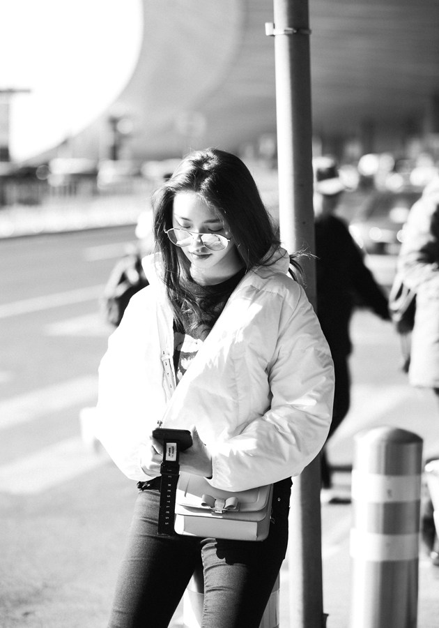 林允着棉服现身机场 诠释冬季保暖穿搭