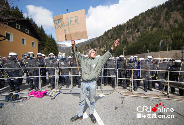 奥地利民众聚集在奥地利与意大利之间的"布伦纳"检查站,抗议边境管