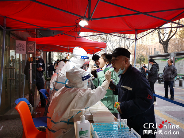 西安高新區啟動全員核酸首日 市民自發排隊參與_fororder_IMG_20211218_162311_1