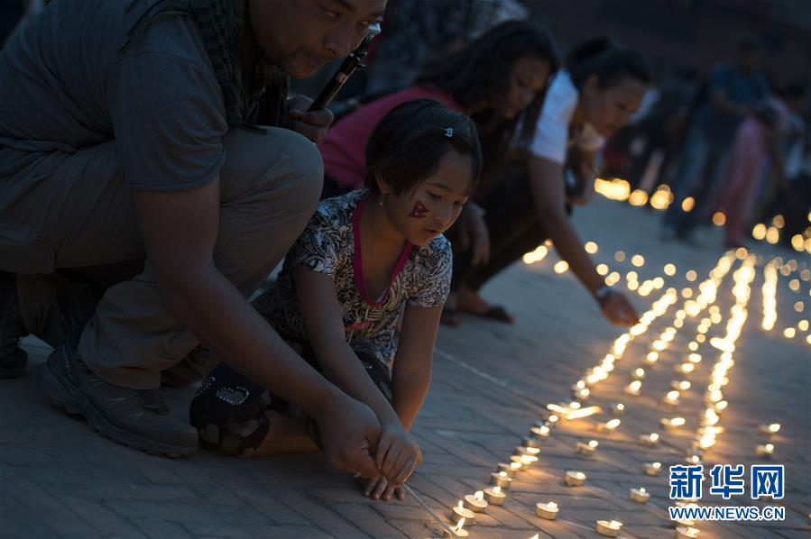 尼泊尔地震一周年：烛光缅怀逝者