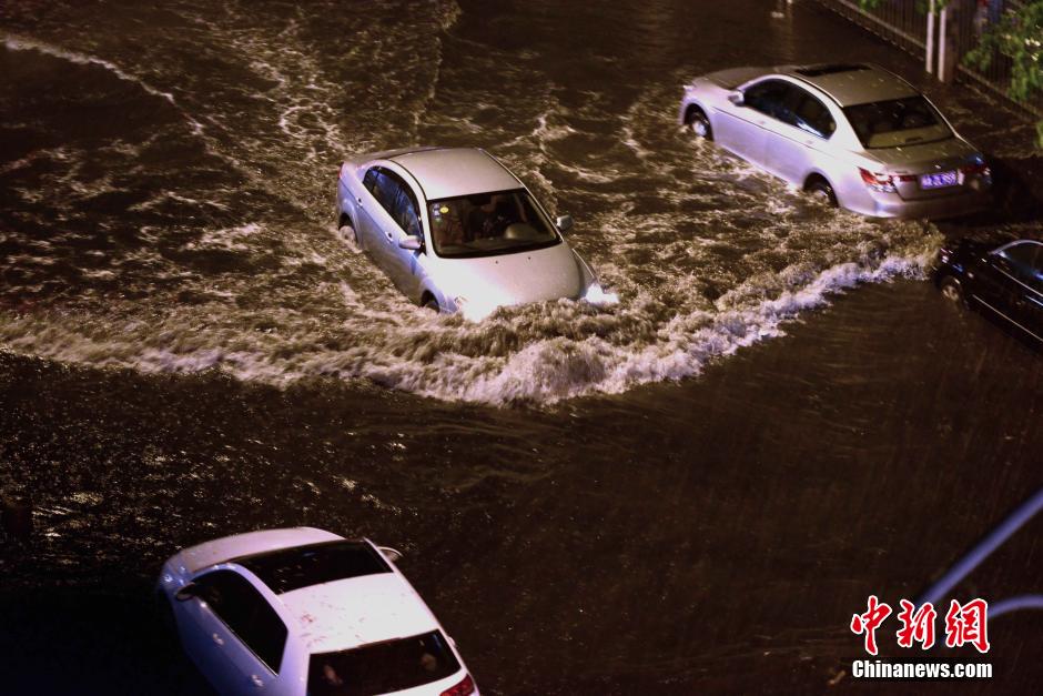 福州遭大暴雨 市区多路段积水成灾